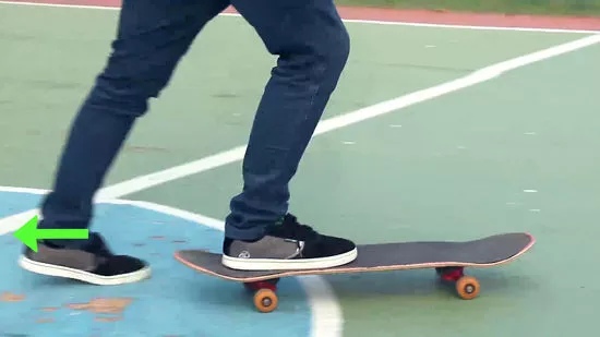 Foot placement when pushing the skateboard