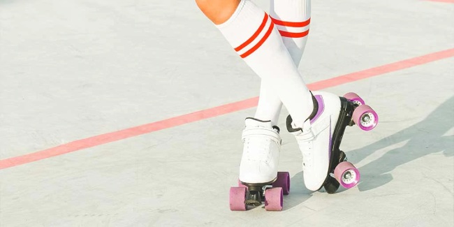 How to Spin on Roller Skates - Cross foot spin