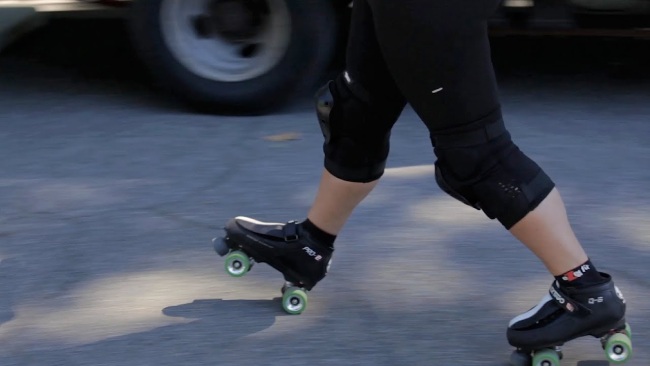 How to Spin on Roller Skates - One heel spin