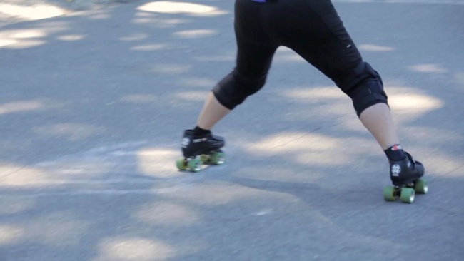 How to Spin on Roller Skates - Spread eagle spinout