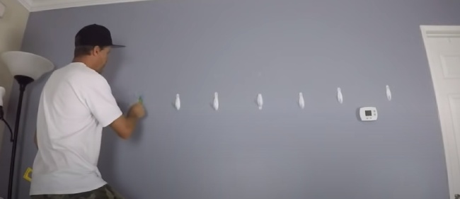 Hang Skateboard on a Wall Without Using Nails - Mount up the hooks